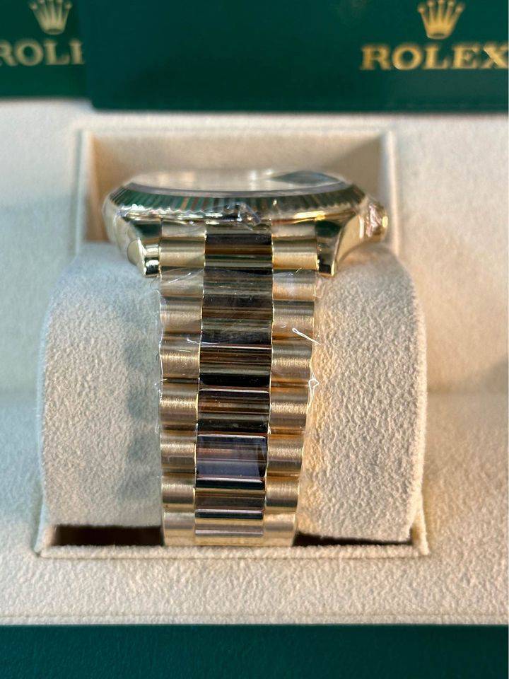 Rolex Day-Date 40mm 228238 Presidential Champagne Dial - Image 3